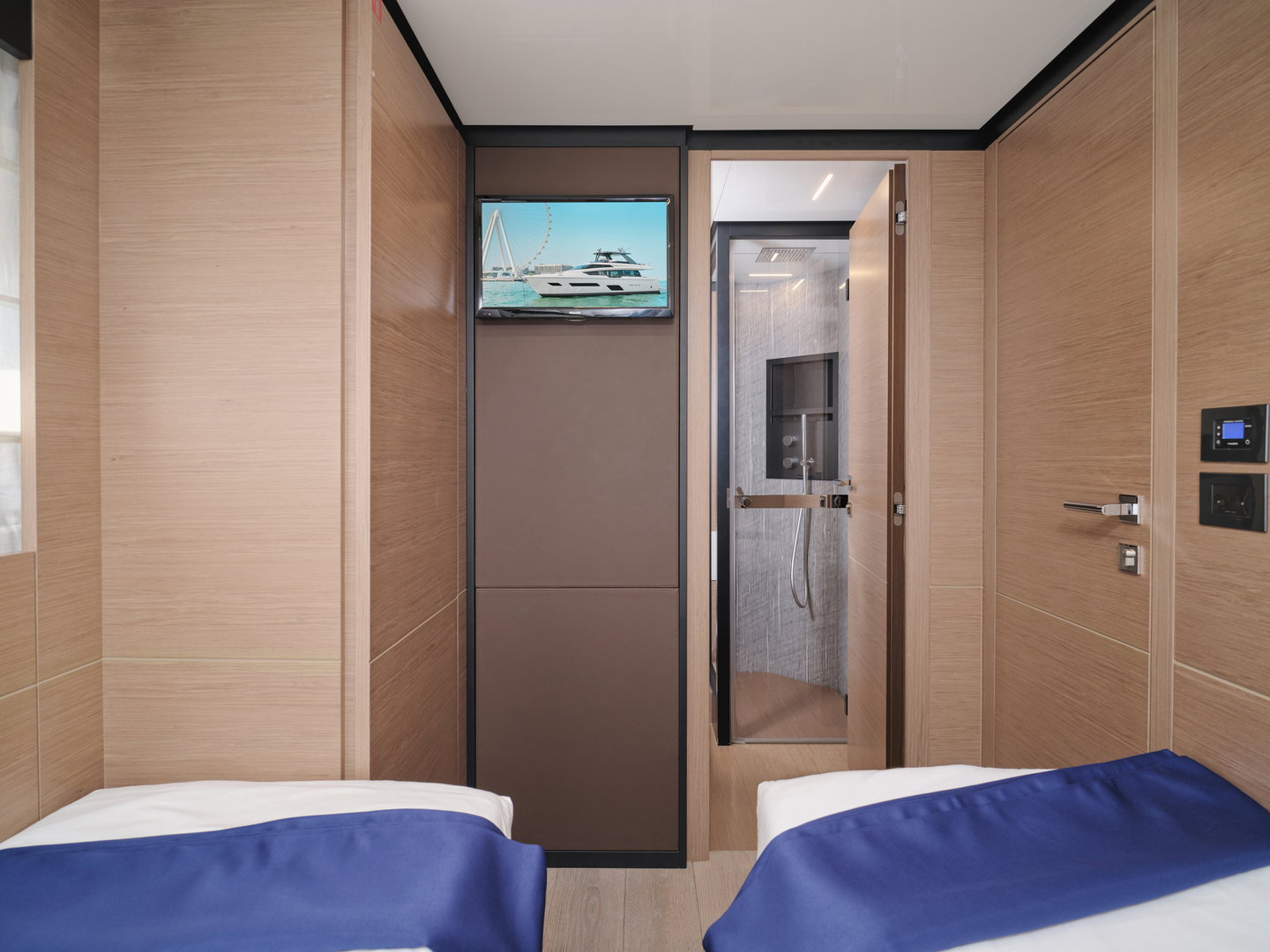 Twin guest cabin on Ferretti 780 yacht with wardrobe and TV